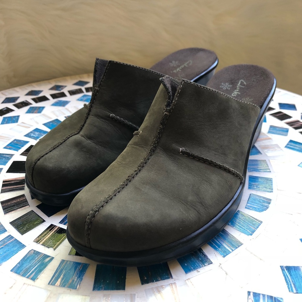 CLARKS SLIP ON SUEDE OLIVE MULES/CLOGS SZ 6.5